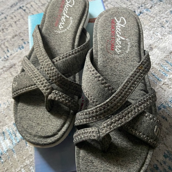 Sketchers Gray Memory Foam Flip Flops. NWB. Size 7 - Picture 2 of 5